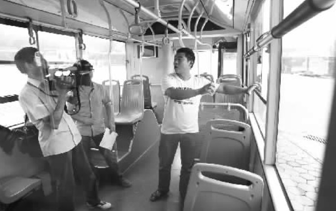 昨日，鄭州市B20路公交車長(zhǎng)方先生（右一），講述“色狼”跳窗逃跑時(shí)被眾人喊打的情景