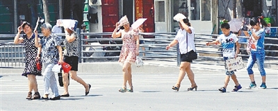  街頭，遮擋陽光是一門“技術活”。