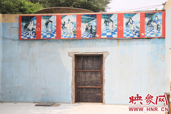 在鄭州市動(dòng)物園內(nèi)的海獅館內(nèi)，隨處可見游客與動(dòng)物合影的宣傳畫。