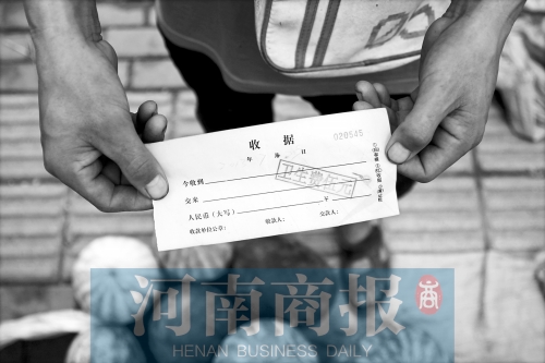 百花路附近的瓜農(nóng)宋師傅交完衛(wèi)生費后收到一張收據(jù)，但沒有收款單位