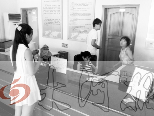 鄭州市人才交流服務(wù)中心二樓大廳，剛畢業(yè)大學(xué)生咨詢政策，工作人員卻在若無其事地玩手機(jī)。