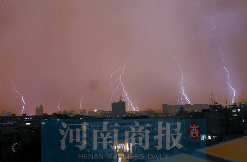 昨天21:30左右，雷電頻頻“光顧”鄭州市區(qū)
