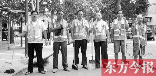 昨天下午6點，6名環(huán)衛(wèi)工人相伴乘坐B1返回27公里外的花園口村。
