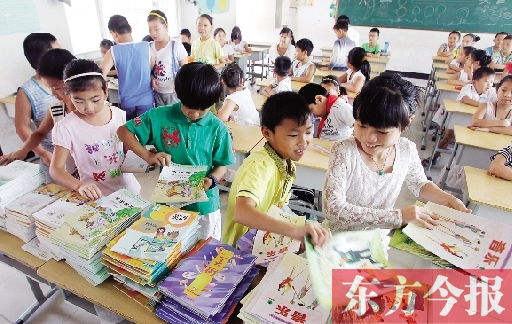 昨日，鄭州市中小學(xué)開(kāi)學(xué)，鄭州市帝湖小學(xué)教室內(nèi)，學(xué)生們?cè)诿赓M(fèi)領(lǐng)課本