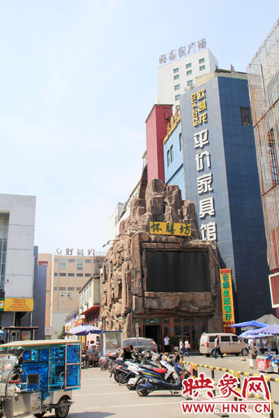 在該酒店一層的入口處，屹立著一座4層樓高的假山，氣勢雄偉。
