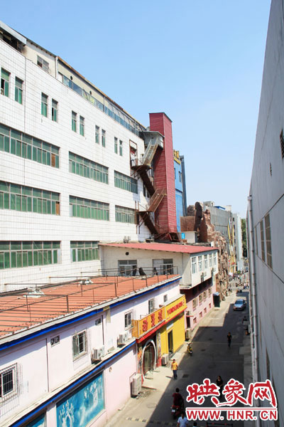 該家具賣場共6層樓，第7層建筑與其他樓層風格迥然不同，有明顯后期加蓋痕跡