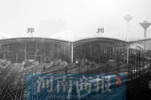 從解放路立交向南望去，火車(chē)站南側(cè)一座高樓在霧霾中若隱若現(xiàn)