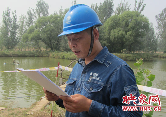登塔之前，樊建軍在做最后的安全指示