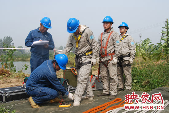 “弟兄們”每次上塔作業(yè)，樊建軍都要認(rèn)真核對(duì)檢查，不容一絲失誤出現(xiàn)。