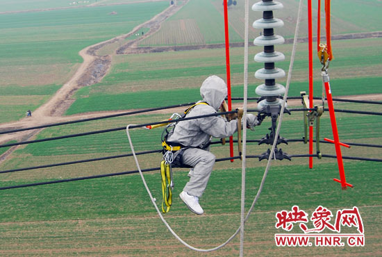 超高壓輸電線是樊建軍工作的主戰(zhàn)場(chǎng)，他現(xiàn)在雖然不經(jīng)常登塔，但在塔下卻并不輕松。