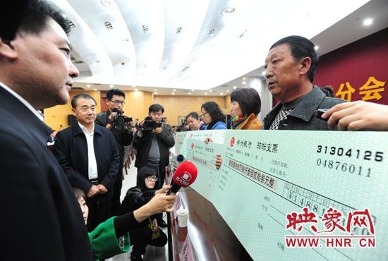 最高人民法院執(zhí)行局局長劉貴祥、河南省高級人民法院院長張立勇親手為申請執(zhí)行人員發(fā)放執(zhí)行款