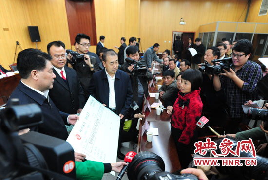 最高人民法院執(zhí)行局局長劉貴祥、河南省高級人民法院院長張立勇親手為申請執(zhí)行人員發(fā)放執(zhí)行款