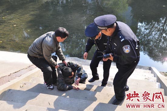 該男子滾入冰冷的金水河，嗆了幾口污水，連滾帶爬從水中出來，隨后被金水路派出所民警救上岸。