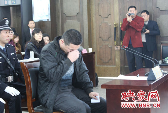 庭審現(xiàn)場，被告人常樹民哽咽著宣讀手中的悔恨書。