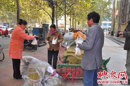 在賣粉條的時(shí)候,還有市民給他們送飯。