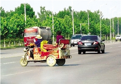 由于沒有硬隔離，鄭開大道上經(jīng)常出現(xiàn)機(jī)動(dòng)車橫穿馬路的現(xiàn)象