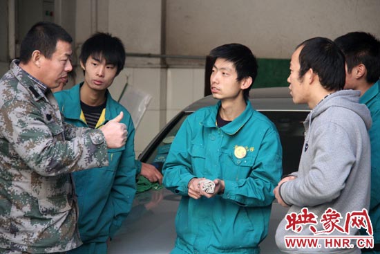 楊冠軍（左）在和兄弟們交流時，多數(shù)都是用手語