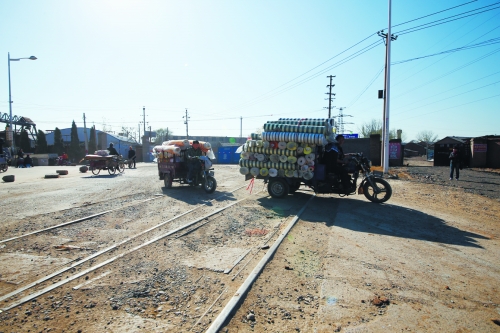 這里常?！叭搜鲴R翻”,常有婦女騎車帶孩子摔得頭破血流