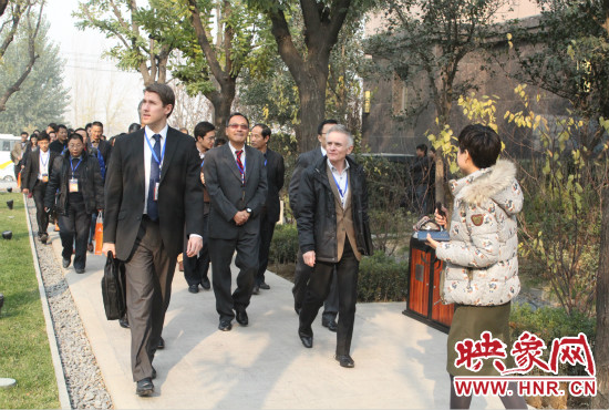 河南鄭州2013服務(wù)外包大會(huì)的嘉賓們參觀了金水科教園區(qū)和河南外包產(chǎn)業(yè)園并留下了深刻的印象。