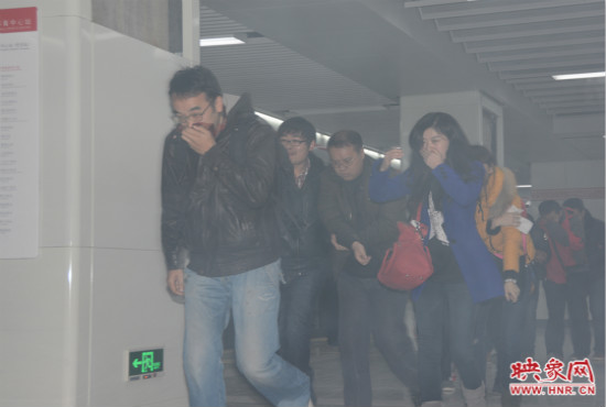 演習(xí)中，地鐵乘客從地鐵車廂中跑出。