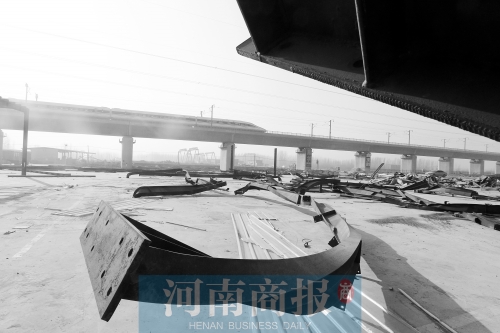 　鐵路兩側(cè)，不少建筑物已經(jīng)被拆除