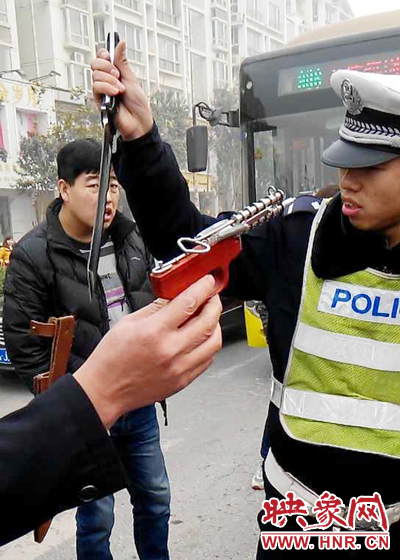 據(jù)當事交警描述，男子自知車上有刀，在車輛被逼停后，車上的另一名男子試圖將刀具交給到達現(xiàn)場的同伴。