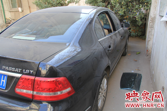 12月12日，鄭州金水區(qū)一小區(qū)汽車車窗被撬