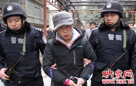 12月18日上午，鄭州警方帶一名犯罪嫌疑人指認現(xiàn)場