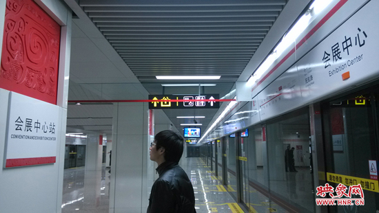 會展中心站，兩塊牌子的站點名稱英文翻譯也不相同