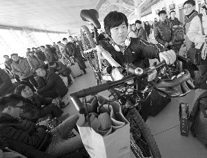 由于媽媽生病，盧文成只得中途放棄騎行改乘火車趕回老家。