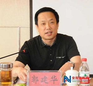 臺上的郭建華。 資料圖