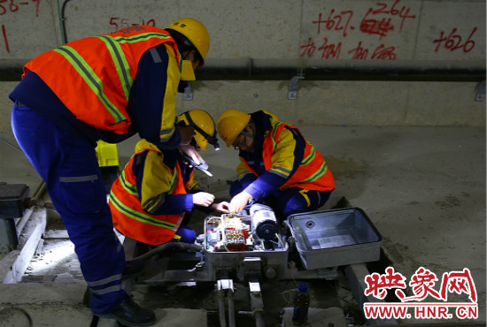 鄭州地鐵設(shè)備部各工種的同事們每晚在夜深人靜時(shí)的隧道里堅(jiān)守著自己的崗位。