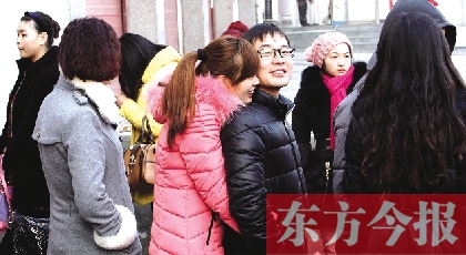 在鄭州市二七區(qū)婚姻登記處，新人們在門外排長隊