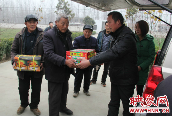 鄭春光的父親鄭慶兵和女兒鄭元元帶著他未完成的夢(mèng)想來(lái)到了鄭集鄉(xiāng)敬老院，看望慰問(wèn)居住在這里的五保老人。