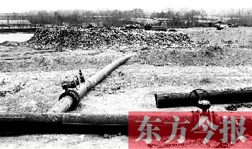 鄭州首座垃圾沼氣電廠并網(wǎng)發(fā)電，集氣管一端連接垃圾山深處，一端連接電廠集氣裝置