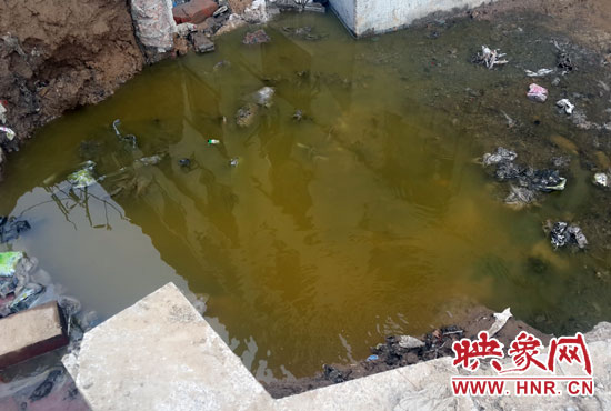 \路旁有一個(gè)水坑，污水不停在往外冒