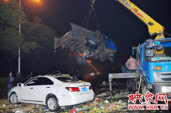 1點(diǎn)40許，兩輛車先后被吊起并拖離現(xiàn)場，停車場的幾位員工將路面清掃干凈，隨后該路段恢復(fù)通行。