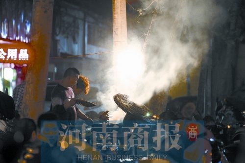 夜晚，鄭州街頭的燒烤攤 記者 王春勝/攝
