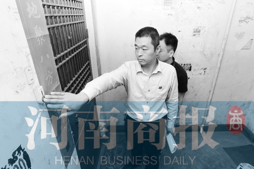 　來到馬某家，法官被拒之門外