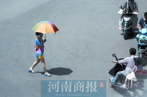 昨天，鄭州市區(qū)氣溫達(dá)到36.5℃ 記者 侯建勛/攝