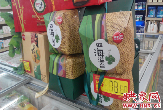 今年商場里的散裝、袋裝粽子多了，盒裝粽子的售價(jià)也更加親民。