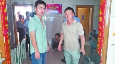 在吳文舉老師的幫助下，王強(qiáng)強(qiáng)（左）從傳銷窩點(diǎn)成功脫險(xiǎn)。