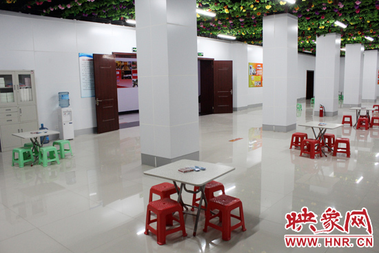 為了給市民納涼避暑創(chuàng)造舒適的環(huán)境，今年鄭州市人防辦加大了投入，對(duì)納涼點(diǎn)進(jìn)行了升級(jí)改造