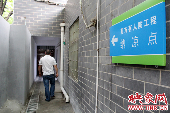 在每一處納涼點(diǎn)均有醒目標(biāo)志，市民可就近前往。