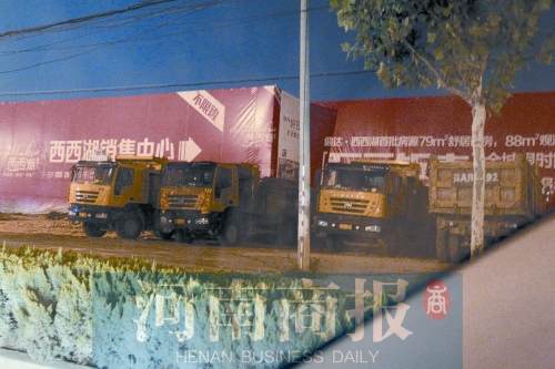 昨夜，記者發(fā)現(xiàn)一些工地外，渣土車(chē)們正在“休息”記者 鄧萬(wàn)里/攝