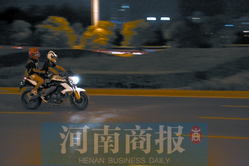 深夜，鄭東新區(qū)，不少人騎著摩托車呼嘯而過