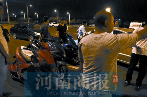 一小時內(nèi)，民警就扣了12輛摩托車、電動車