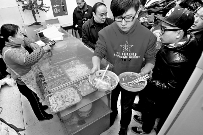　　上圖2013年年初，很多鄭州市民光臨李剛的面館，掀起“全城吃面”熱潮。CFP供圖