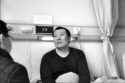 　　右圖李剛生前在醫(yī)院接受記者采訪。資料圖片
