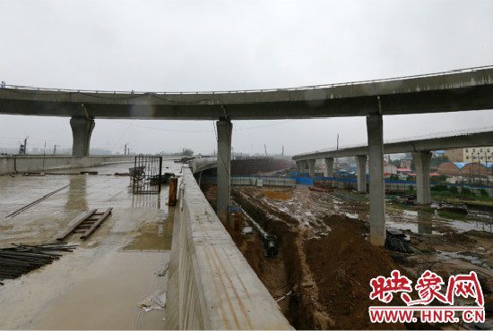 京廣快速路二期北延工程北三環(huán)京廣路立交橋雛形顯現(xiàn)。